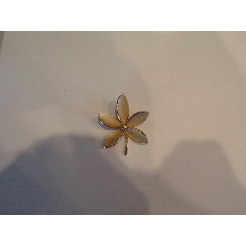 Vintage Crown Trifari Flower Brooch Women's Gold Vintage Brushed Five-Petal Pin